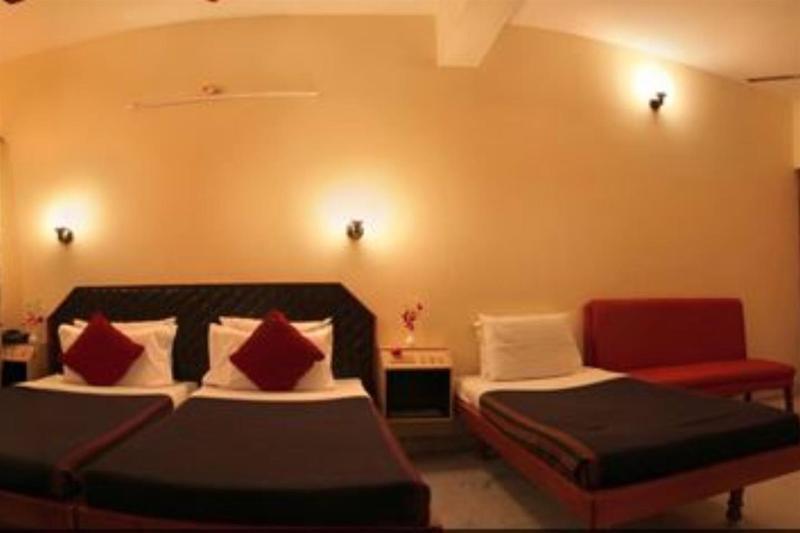 Hotel Ram International بونديتْشيري المظهر الخارجي الصورة