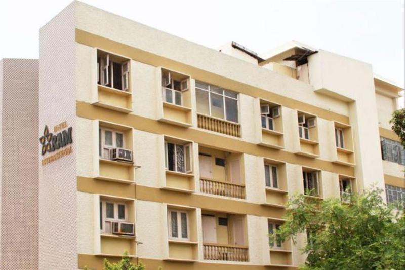 Hotel Ram International بونديتْشيري المظهر الخارجي الصورة